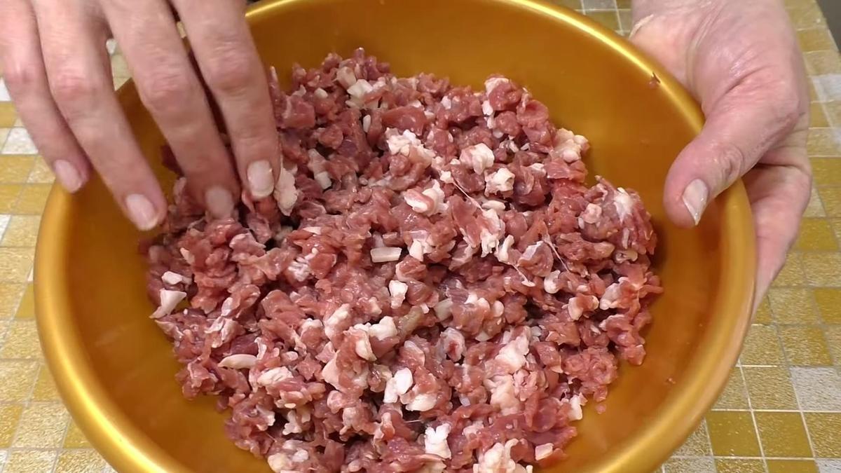 Девушка держит в руках миску с измельченным мясом баранины