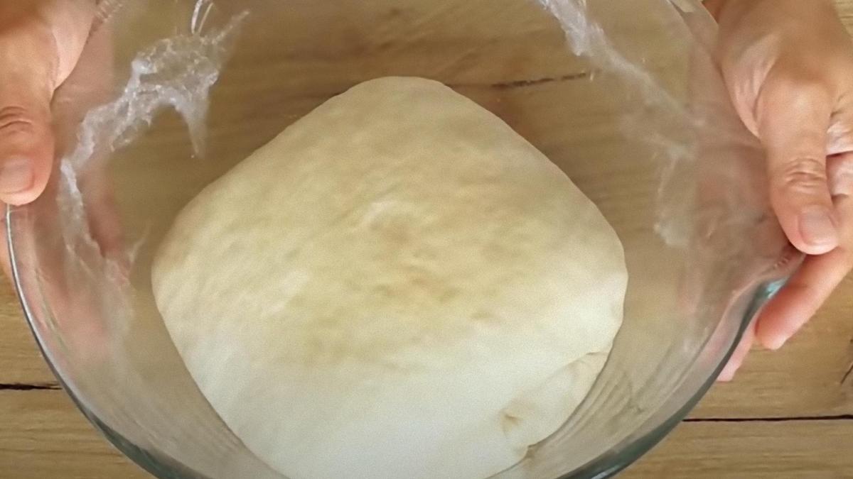 Тесто в миске под пленкой