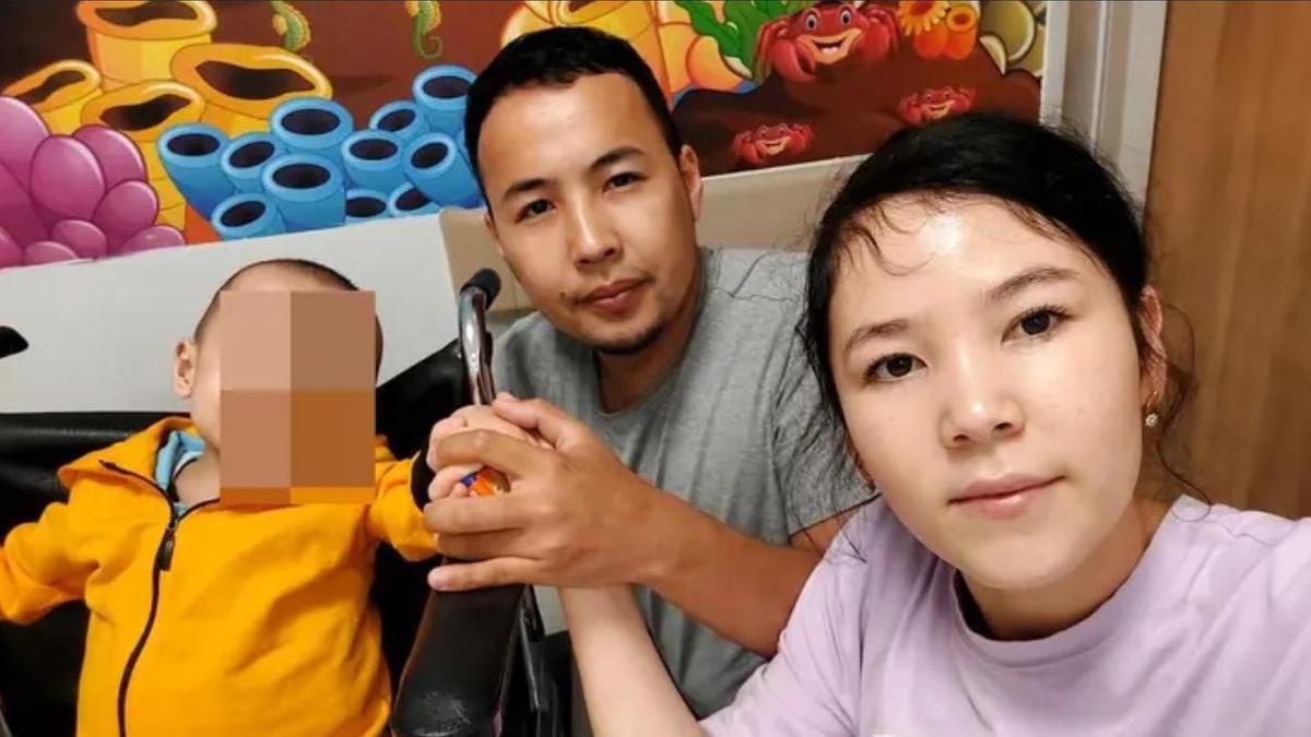 Әлижан ата-анасымен бірге