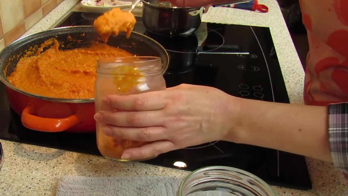 Икру раскладывают ложкой в банки