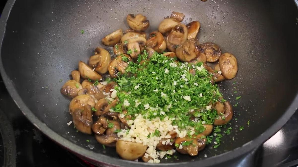 Добавление петрушки и чеснока в шампиньоны