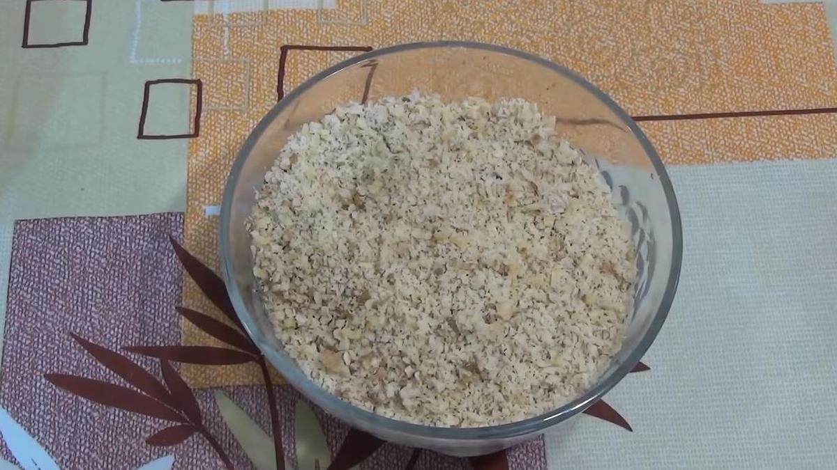 Орехи измельчены в крошку