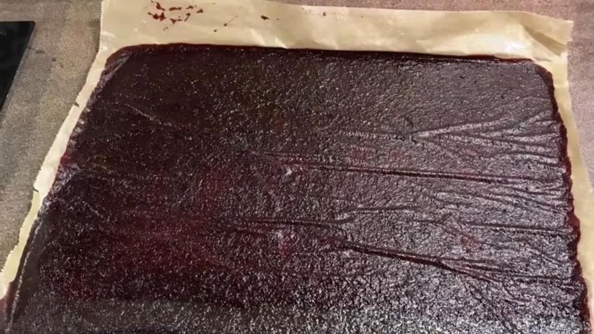 Высушенная сушеная пастила на противне
