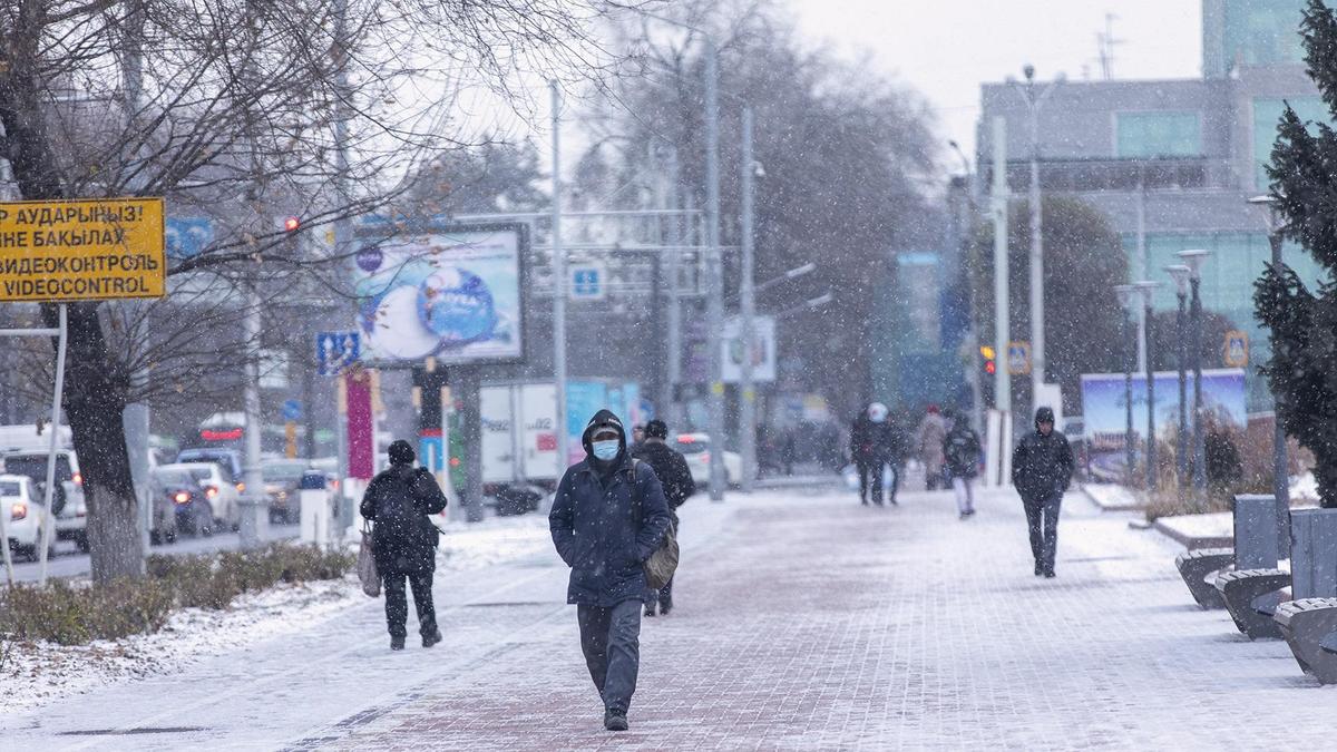 Люди в масках идут по городу