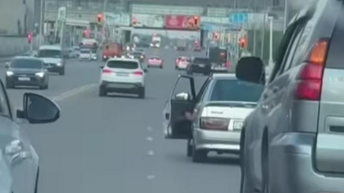 Водитель ехал с открытыми дверьми