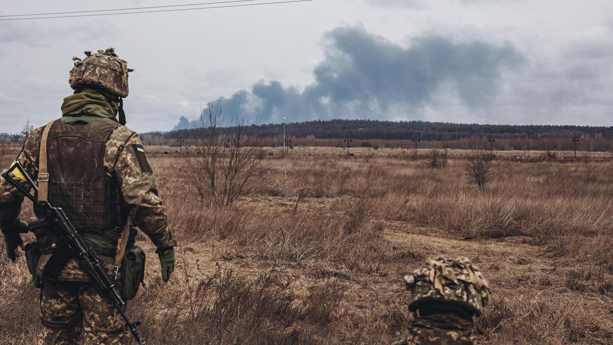 Военные стоят на поле