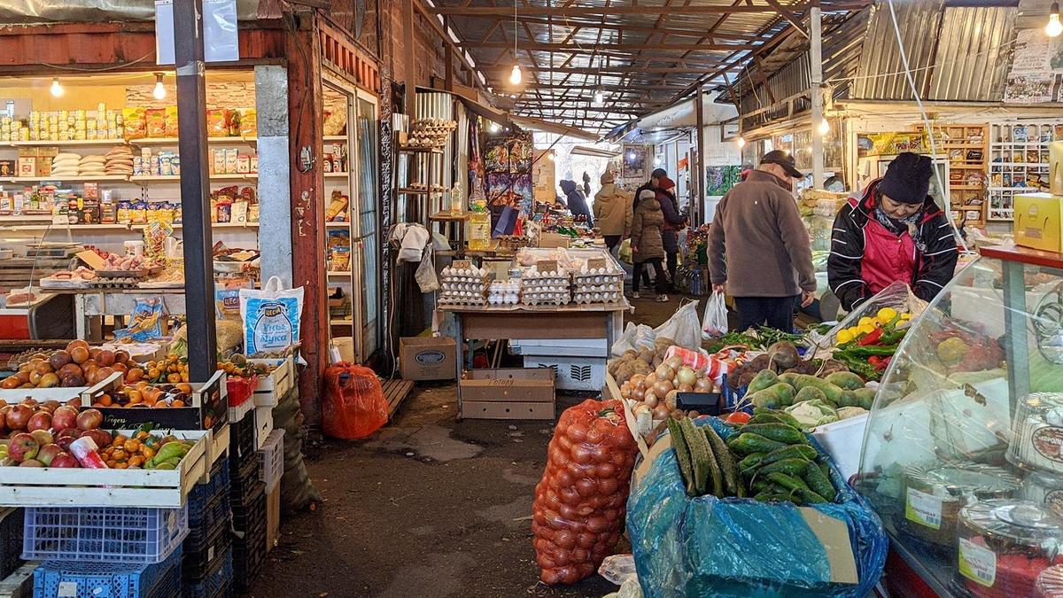 Покупатели смотрят товар на рынке