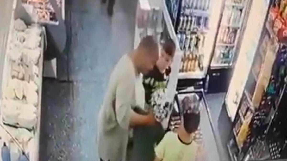 Мужчина душит мальчика