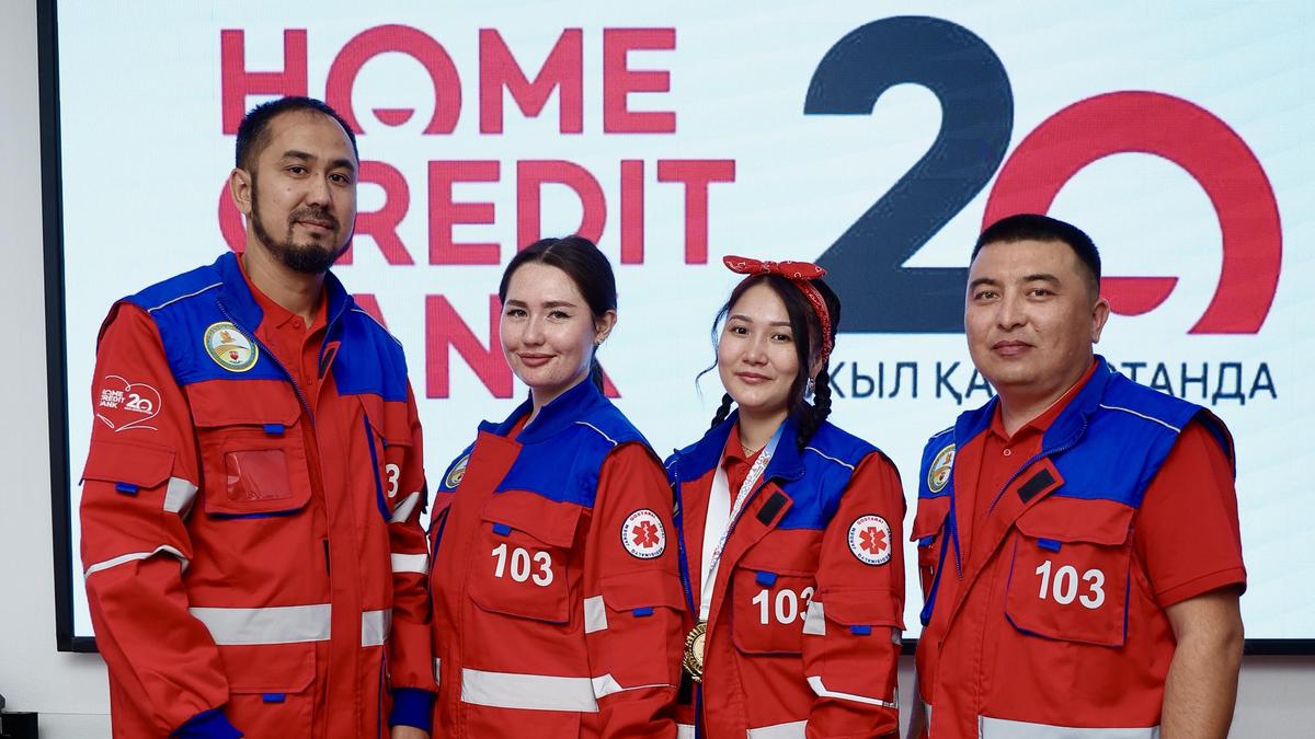 Home Credit Bank Қостанайдағы жедел жәрдем қызметкерлеріне 614 дана униформа табыстады