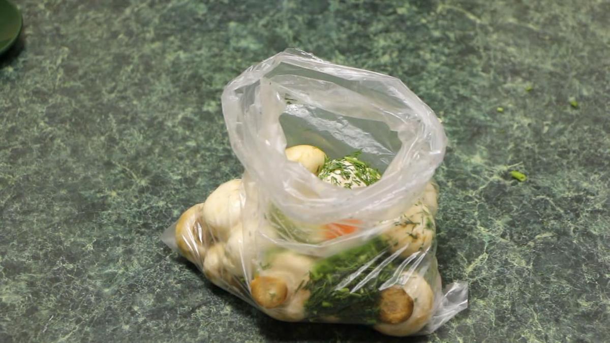 Шампиньоны с продуктами в пакете