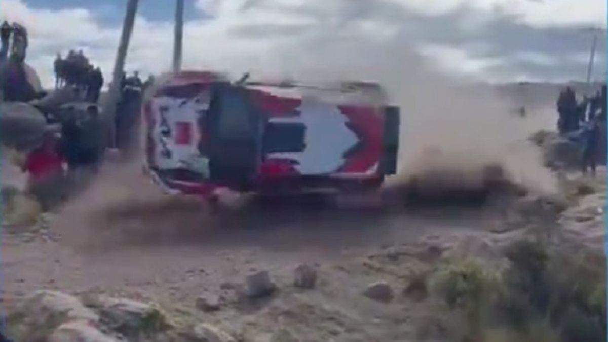 Автомобиль вылетел с трассы