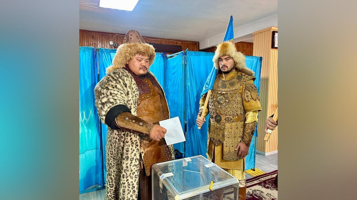 Алматыда батырлар дауыс берді Алматыда батырлар дауыс берді