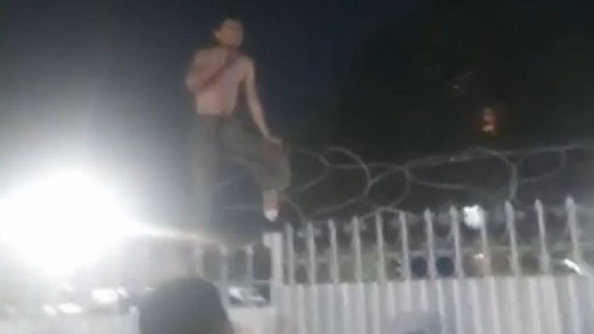 Мужчина на заборе
