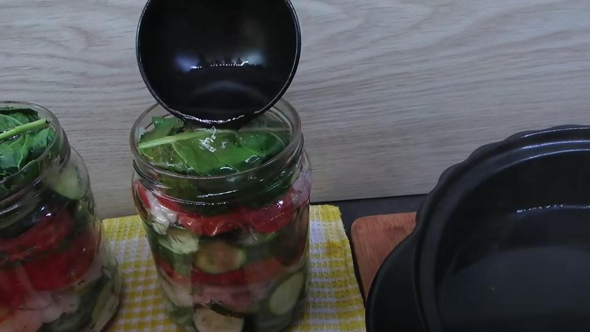 В банку с овощами заливают маринад