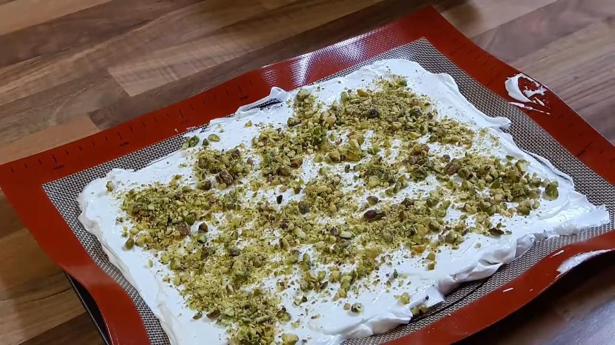 Фисташки на меренговом корже