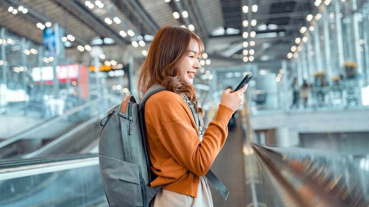 FlyArystan девушка в аэропорту