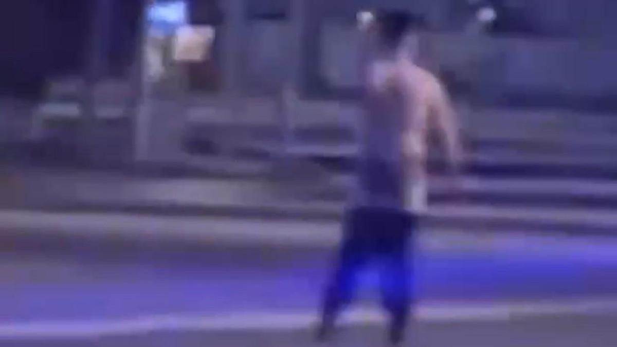 Пьяный полуголый мужчина в Актау Пьяный полуголый мужчина в Актау