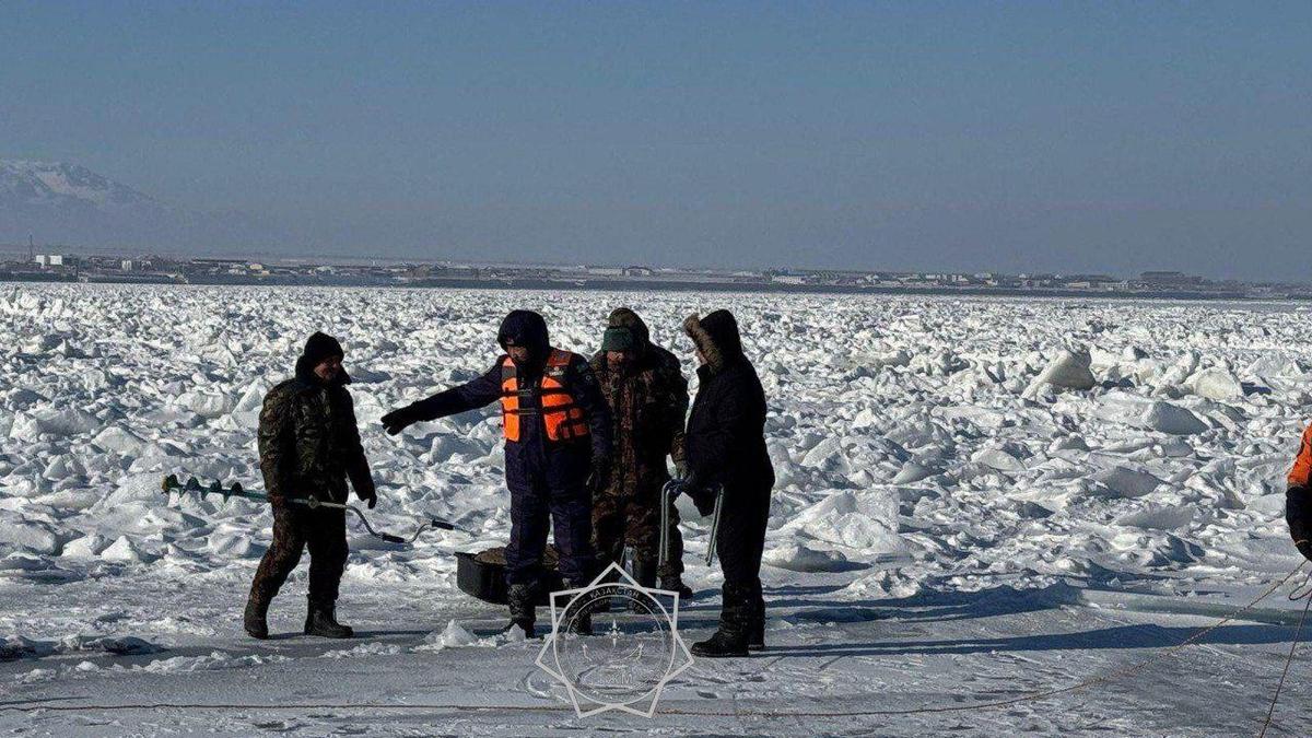 Рыбаки на льдине на Алаколе