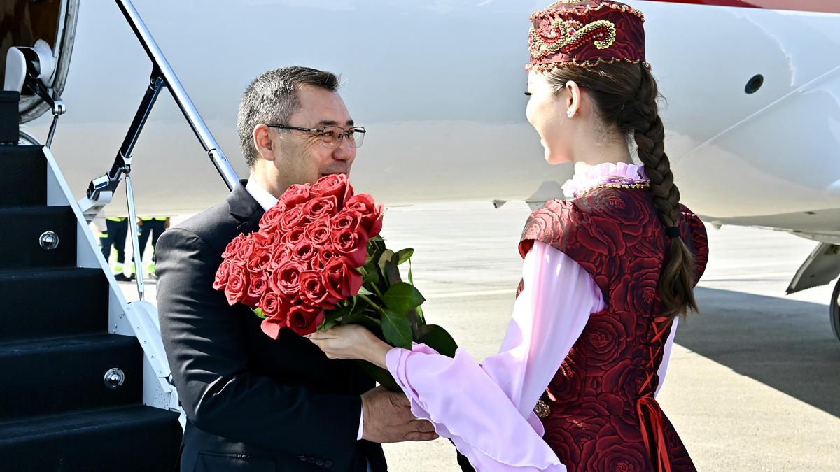 Встреча президента Кыргызстана в аэропорту Встреча президента Кыргызстана в аэропорту