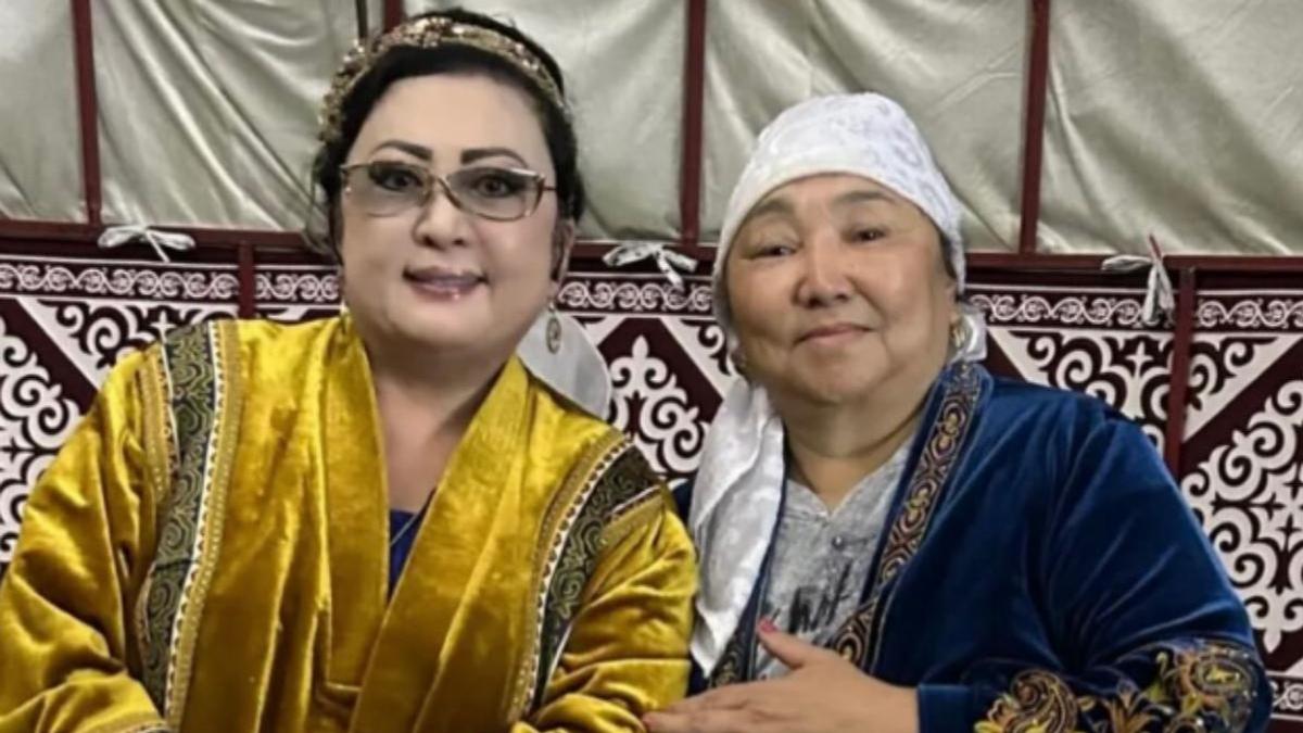 Мини шұлықтардағы жас әйелдермен порно