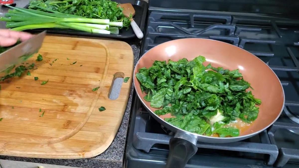 Шпинат на сковородке