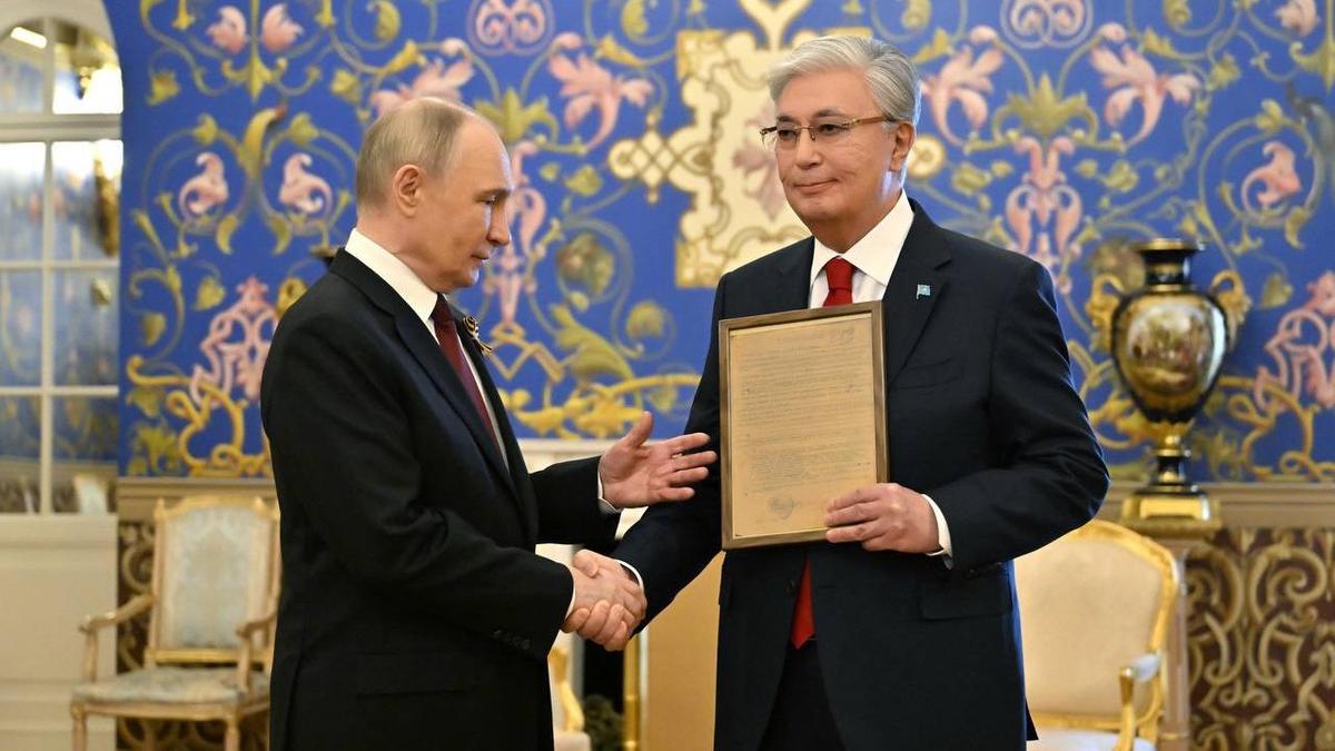 Путин Тоқаевқа әкесіне арналған наградалық парақты табыстауда Путин Тоқаевқа әкесіне арналған наградалық парақты табыстауда