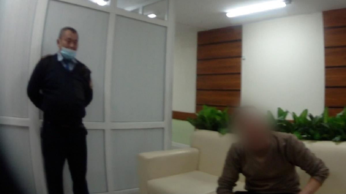 Полицейским и задержанный Полицейским и задержанный