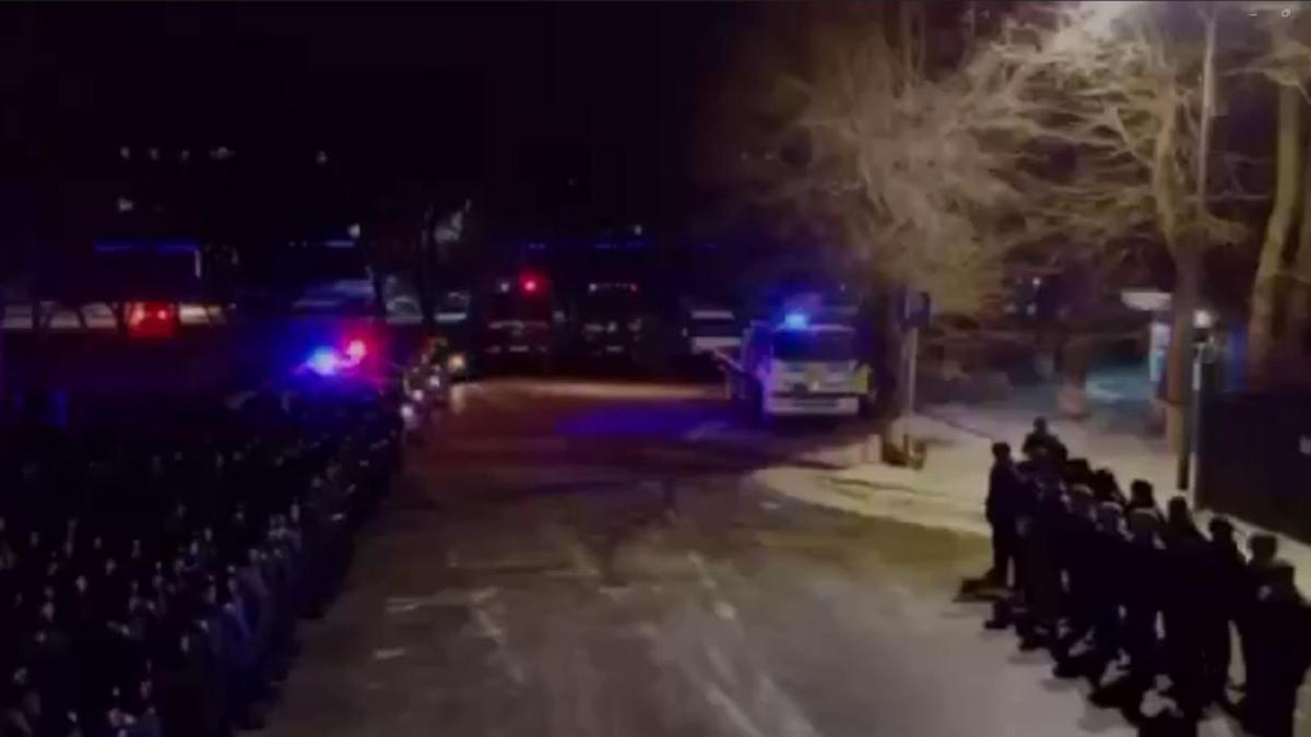Сапта тұрған полиция қызметкерлері Сапта тұрған полиция қызметкерлері