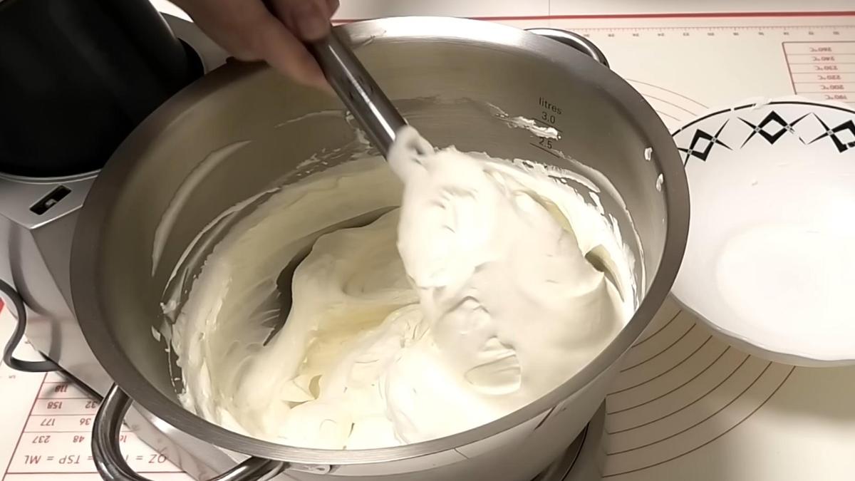 Крем взбивают миксером до пышной массы