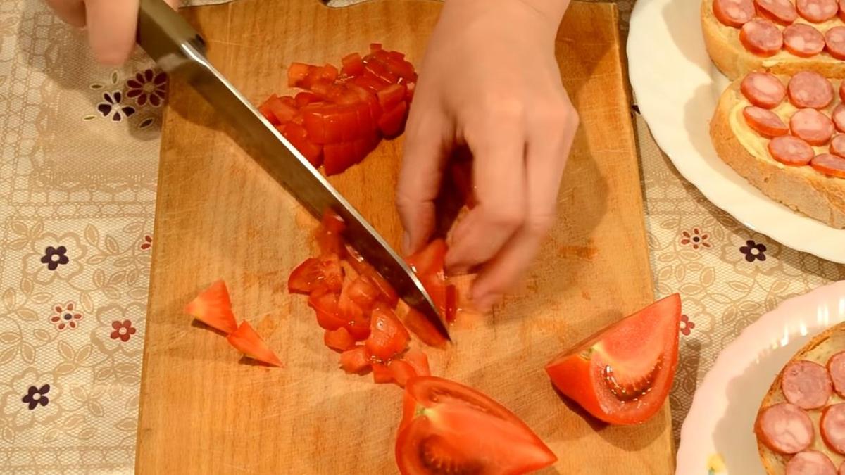 Помидоры нарезаны кубиком