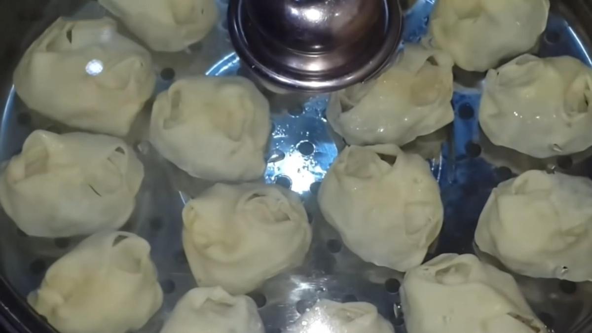 Приготовление мантов на пару под крышкой