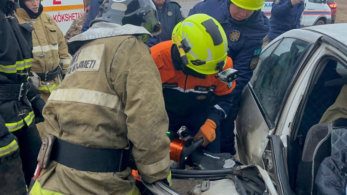 Спасатели извлекают пострадавшего