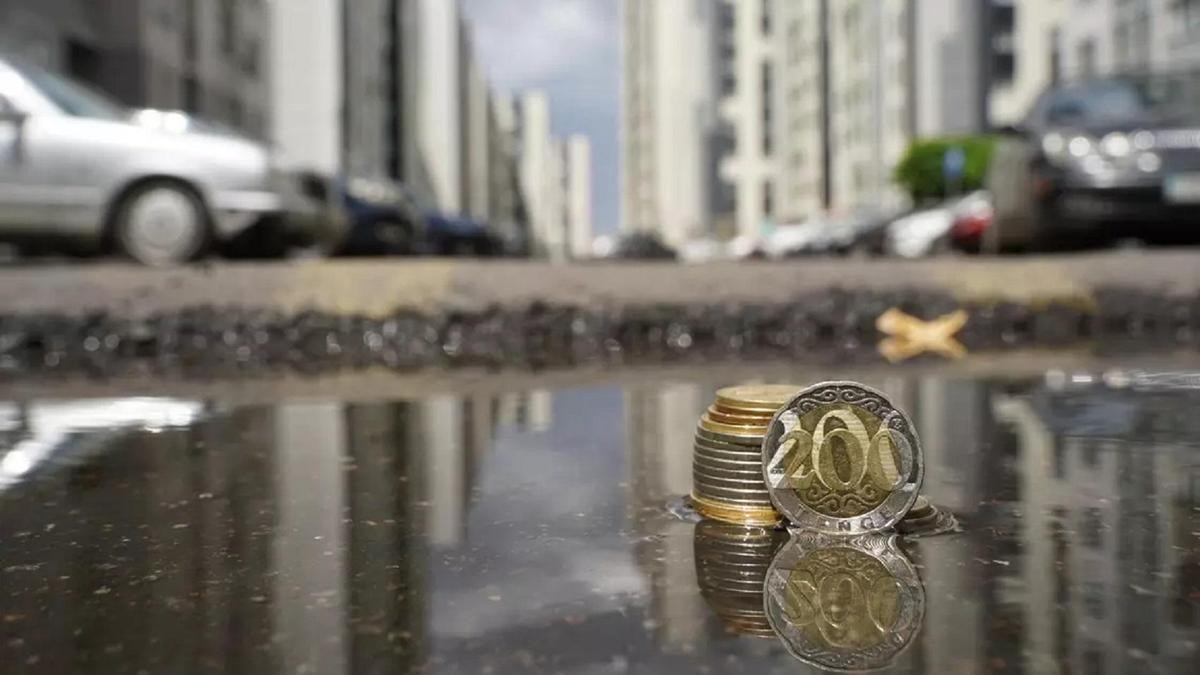 Үйлердің фонындағы тиындар Үйлердің фонындағы тиындар