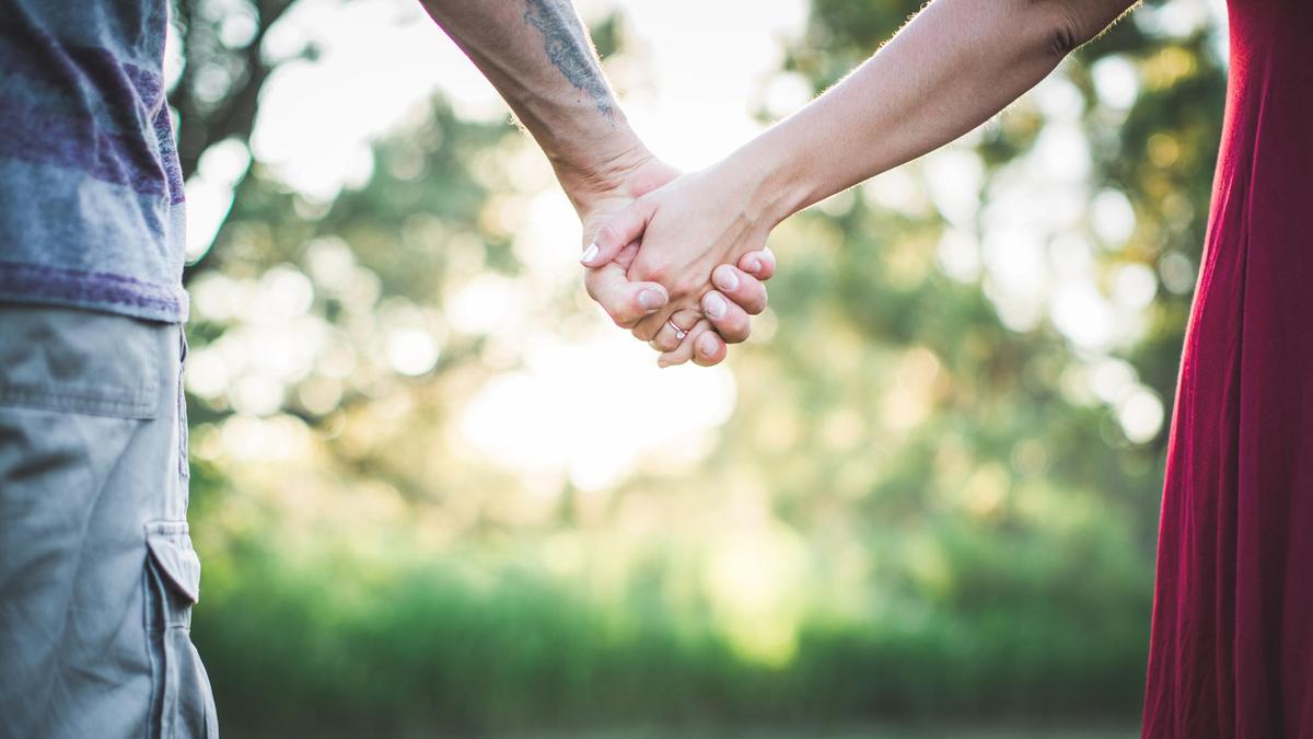 Парень и девушка гуляют