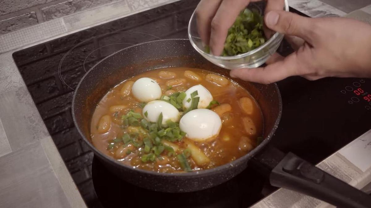 Зеленый лук и яйца в токпокки