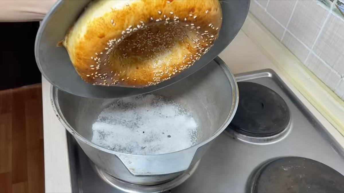 На крышке казана испеченная узбекская лепешка
