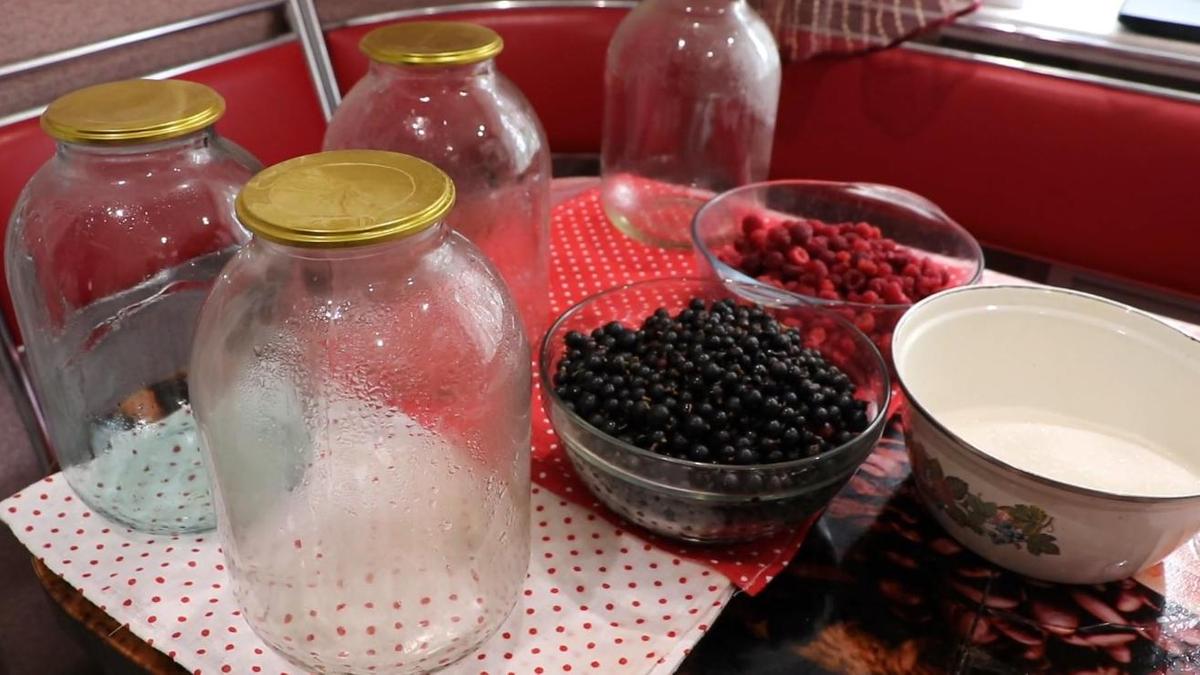 Стерилизованные банки и подготовленные ягоды