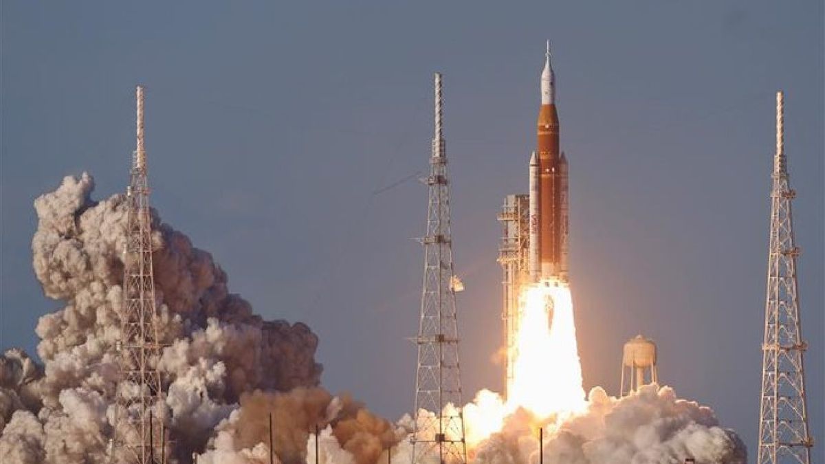 Впервые за полвека: NASA запустило корабль с астронавтами к Луне