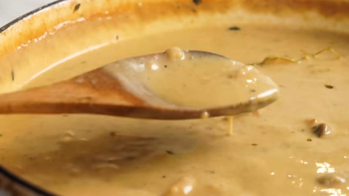 Деревянная ложка в сливочном соусе