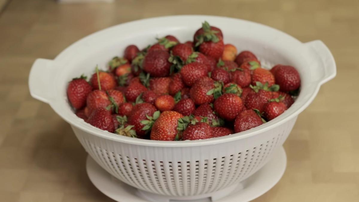 Клубника в дуршлаге