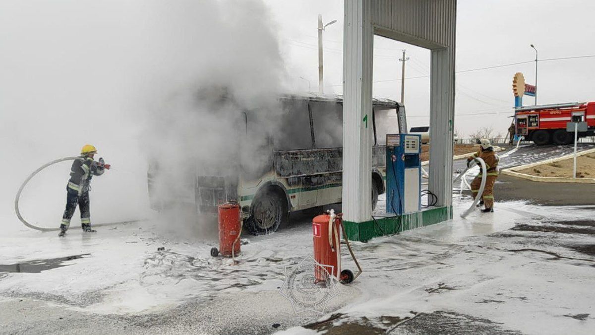 Автобус загорелся на АЗС