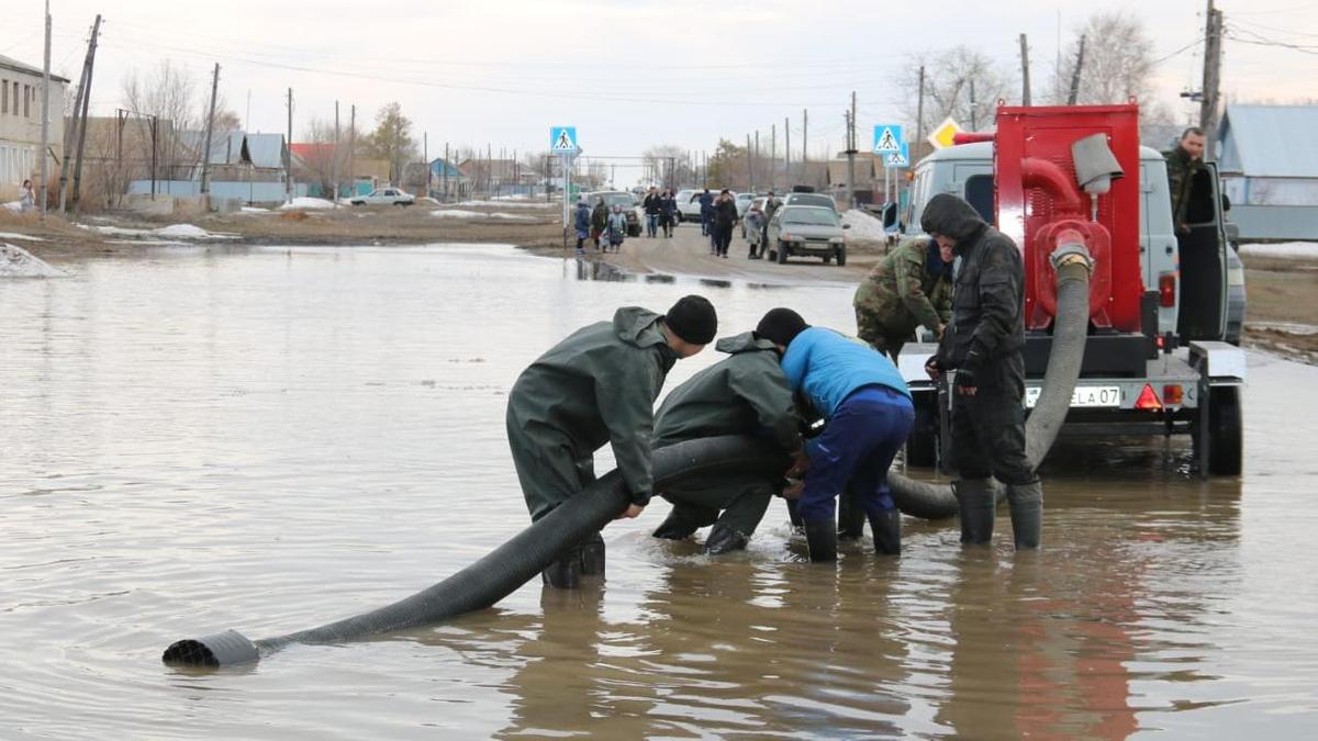 Рабочие откачивают талые воды