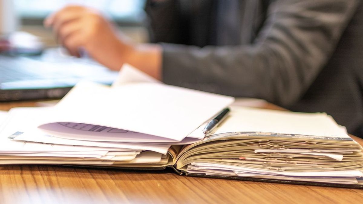 үстел үстінде жатқан құжаттар