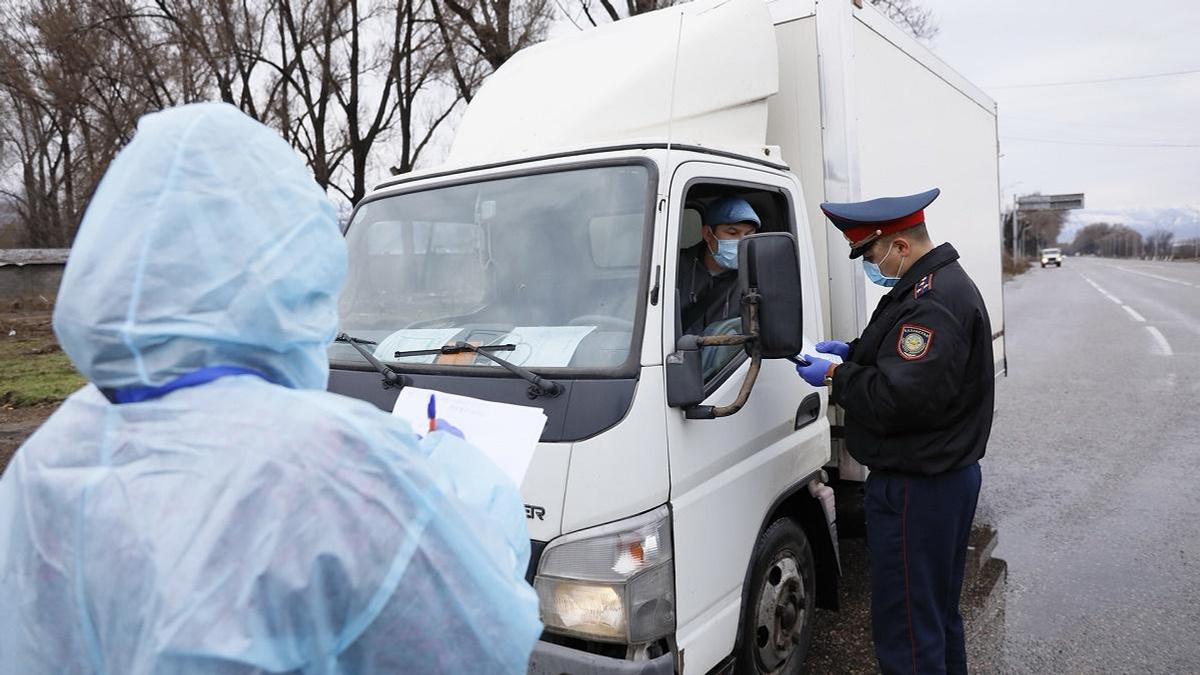 Автомобиль стоит на блок-посту