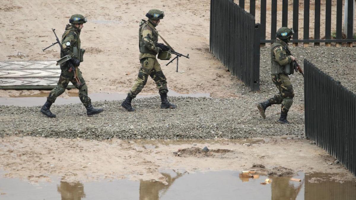 Военные идут с оружием в руках