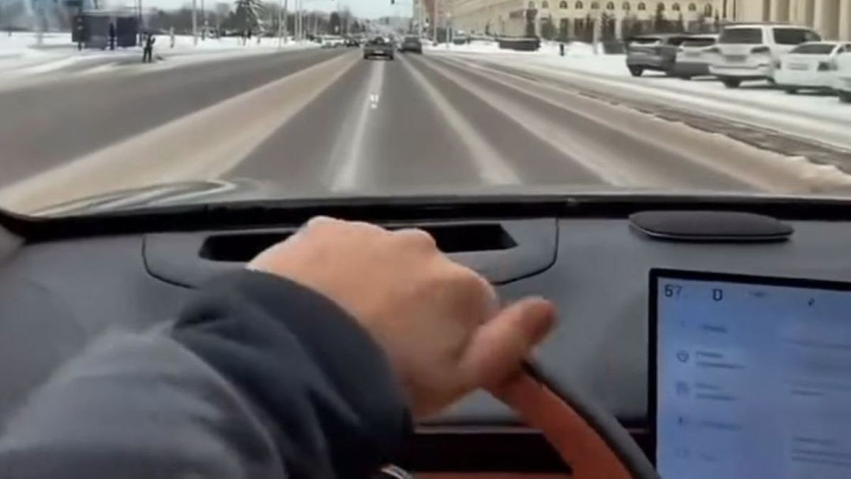 Водитель за рулем авто