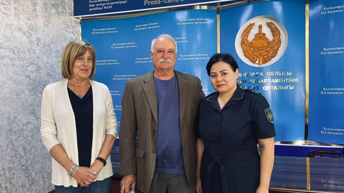 АҚШ азаматтары мен полиция қызметкері АҚШ азаматтары мен полиция қызметкері
