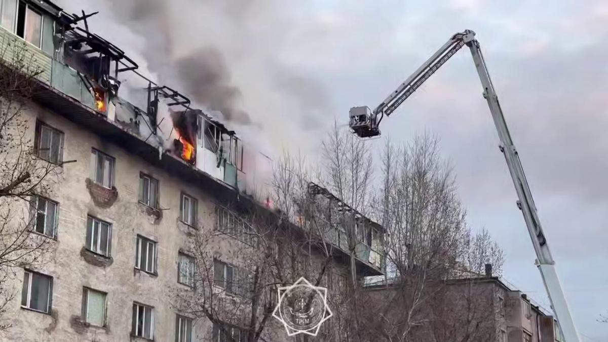 Пожарные тушат пожар Пожарные тушат пожар