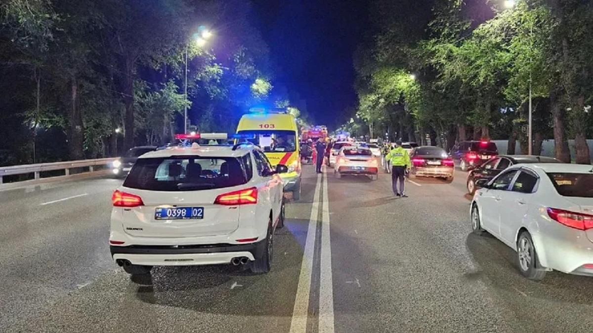 Место ДТП в Алматы, погибли двое Место ДТП в Алматы, погибли двое