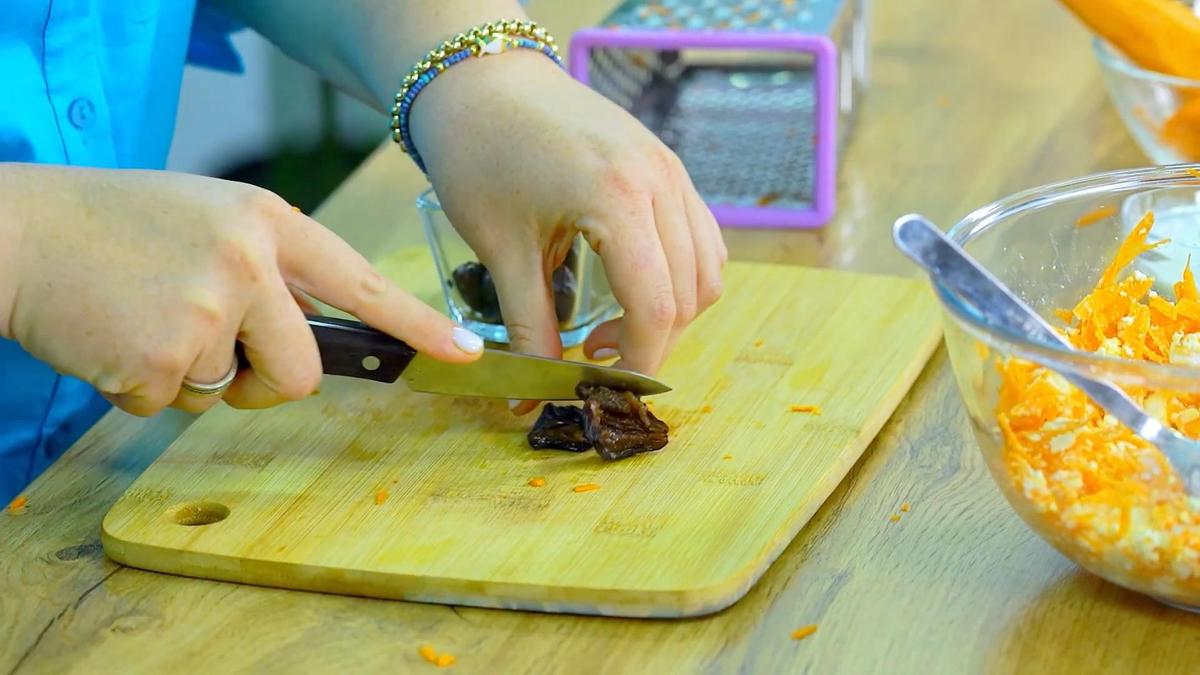 На разделочной доске нарезают чернослив